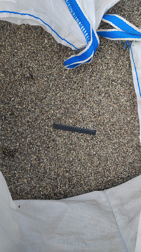 Kamenclub.ru: Галька речная окат (серая) фр.3-5 мм купить  в Перми галька речная серая бежевый темно-серый окатанный речной камень округлый 9500 руб/т   фото КАМЕНЬ КЛУБ