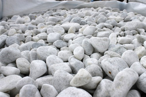 Kamenclub.ru: Мраморная крошка (щебень галтованный белый), фр.20-40 мм.  купить в Перми мрамор белый бежевый молочный мраморный щебень декоративный 17000 руб/т   фото КАМЕНЬ КЛУБ