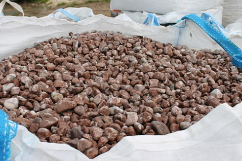 Kamenclub.ru: Мраморная крошка (щебень галтованный розовый) фр.10-20 мм.  купить в Перми мрамор розовый, красный ландшафтный декоративный окатанный округлый щебень 15000 руб/т   фото КАМЕНЬ КЛУБ