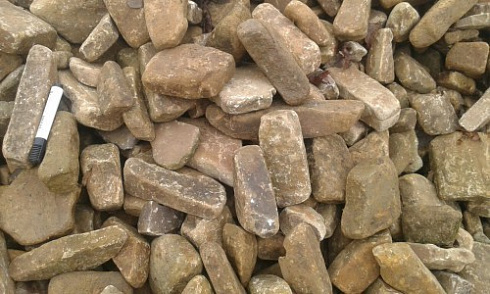 Kamenclub.ru: Песчаник для строительства и кладки блочный (фр 100-200 мм)  купить в Перми песчаник бежевый серый рыжий валун мелкий для строительства песчаник 6500 руб/т   фото КАМЕНЬ КЛУБ