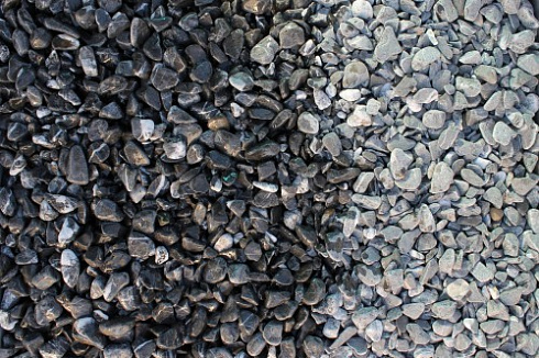 Kamenclub.ru: Щебень галтованный черный (мрамор) фр.10-20 мм.  купить в Перми мрамор черный с белыми прожилками, черный, белый окатанный округлый ландшафтный декоративный щебень 15000 руб/т   фото КАМЕНЬ КЛУБ