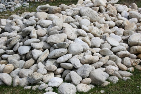 Kamenclub.ru: Бело-серый валунчик фр.100-300 мм.  купить в Перми крупный камень для ландшафта серый, белый бело-серый валун крупная галька 4500 руб/т   фото КАМЕНЬ КЛУБ