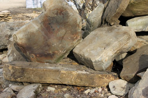 Kamenclub.ru: Песчаник плиты - плахи - пошаговые дорожки (фр. 70-150 мм)  купить в Перми песчаник серый бежевый желтый зеленый колотый песчаник строительный 6500 руб/т   фото КАМЕНЬ КЛУБ