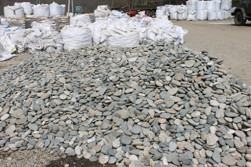 Kamenclub.ru: Галька речная плоская (ассорти) фр. 70-150 мм. купить  в Перми галька галечник серый белый темно-серый синий светло-серый плоская природная галька  9000 руб/т   фото КАМЕНЬ КЛУБ