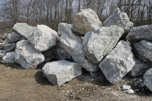 Kamenclub.ru: Мраморизированный известняк фр.500-1500 мм.  купить в Перми    10000 руб/т   фото КАМЕНЬ КЛУБ