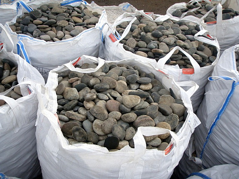 Kamenclub.ru: Галька речная плоская (ассорти) фр. 100-200-300 мм. купить  в Перми галька плоская разноцветная серый белый темно-серый синий речная галька ландшафтная 8000 руб/т   фото КАМЕНЬ КЛУБ