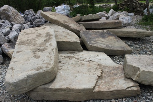 Kamenclub.ru: Песчаник плиты - плахи - пошаговые дорожки (фр. 70-150 мм)  купить в Перми песчаник серый бежевый желтый зеленый колотый песчаник строительный 6500 руб/т   фото КАМЕНЬ КЛУБ