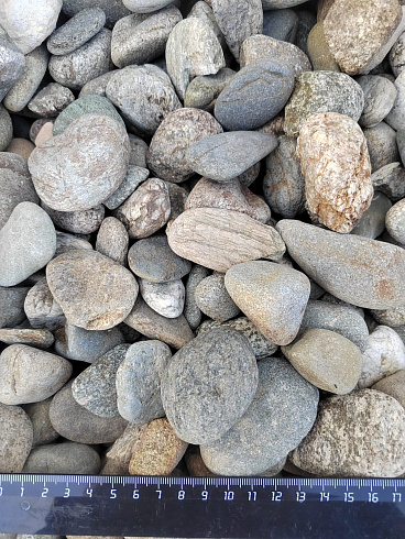 Kamenclub.ru: Галька речная окат (пестрая) фр. 20-40 мм. купить  в Перми галька речная пестрая, серая, серые оттенки галька речная окатанная округлая 5000 руб/т   фото КАМЕНЬ КЛУБ