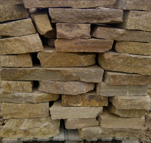 Kamenclub.ru: Песчаник пластушка желтый с рисунком (7-15 см)  купить в Перми плитняк - пластушка - бут желтый песчаник 10200 руб/м3   фото КАМЕНЬ КЛУБ