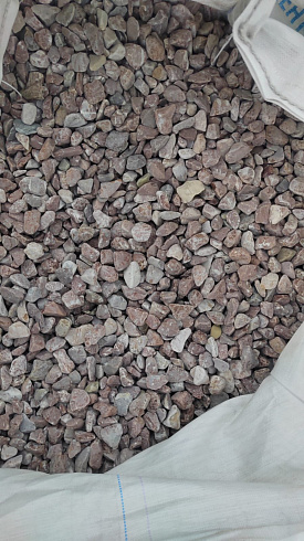 Kamenclub.ru: Мраморная крошка (щебень галтованный розовый) фр.20-40 мм.  купить в Перми мрамор розовый, красный оголтованный округлый щебень  15000 руб/т   фото КАМЕНЬ КЛУБ