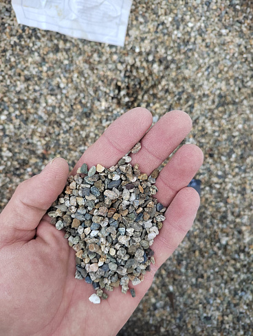 Kamenclub.ru: Галька речная окат (серая) фр.3-5 мм купить  в Перми галька речная серая бежевый темно-серый окатанный речной камень округлый 9500 руб/т   фото КАМЕНЬ КЛУБ