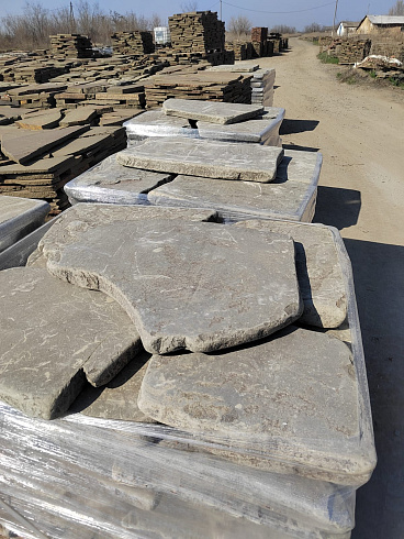 Kamenclub.ru: Песчаник пластушка галтованная светло-серая (3,0 см)  купить в Перми песчаник светло-серый, серый ландшафтный камень рваный колотый 21000 руб/м3   фото КАМЕНЬ КЛУБ