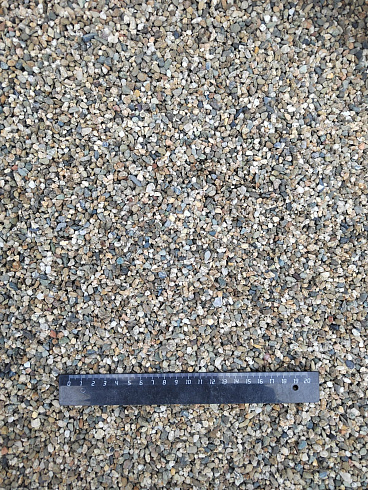 Kamenclub.ru: Галька речная окат (серая) фр.3-5 мм купить  в Перми галька речная серая бежевый темно-серый окатанный речной камень округлый 9500 руб/т   фото КАМЕНЬ КЛУБ