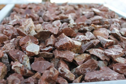 Kamenclub.ru: Мраморная крошка (щебень крошка розовый) фр. 20-40 мм.  купить в Перми мрамор розовый, красный мраморная крошка декоративная 11000 руб/т   фото КАМЕНЬ КЛУБ