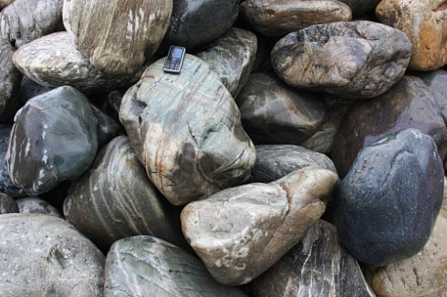 Kamenclub.ru: Речной валун Кабанчик фр.300-500 мм.  купить в Перми крупный природный камень галька серый, темно-серый речной валун галечник масштабный 7000 руб/т   фото КАМЕНЬ КЛУБ