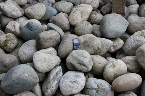 Kamenclub.ru: Темно-серый валунчик фр.100-300 мм.  купить в Перми крупный природный камень серый, темно-серый, светло-серый речная галька большого размера окатанная 4500 руб/т   фото КАМЕНЬ КЛУБ