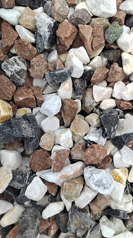 Kamenclub.ru: Мраморная крошка (щебень крошка микс : белый-черный-розовый) фр. 20-40 мм.  купить в Перми мрамор белый, черный, розовый декоративная ландшафтная крошка 12000 руб/т   фото КАМЕНЬ КЛУБ