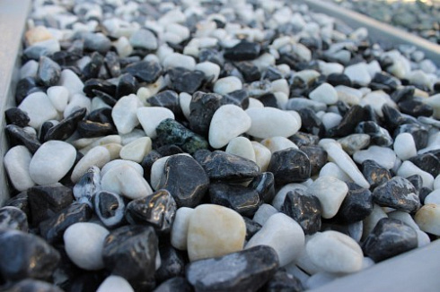 Kamenclub.ru: Мраморная крошка (щебень галтованный микс:белый-черный) фр.10-20 мм.  купить в Перми мрамор белый, черный окатанные округлые декоративные ландшафтные камни щебня 15500 руб/т   фото КАМЕНЬ КЛУБ