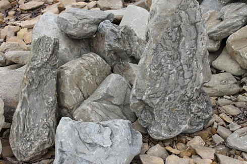 Kamenclub.ru: Песчаник декоративный ландшафтный (фр. 300-500 мм)  купить в Перми песчаник желтый рыжий серый зеленый валун речной окатанный природный песчаника 4 500 руб/т   фото КАМЕНЬ КЛУБ