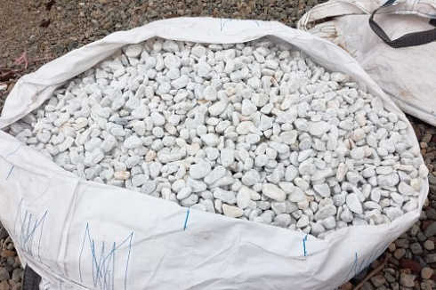 Kamenclub.ru: Мраморная крошка (щебень галтованный белый), фр.20-40 мм.  купить в Перми мрамор белый бежевый молочный мраморный щебень декоративный 17000 руб/т   фото КАМЕНЬ КЛУБ