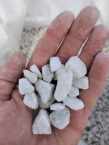 Kamenclub.ru: Мраморная крошка, щебень, цвет-белый, фр. 10-20 мм.  купить в Перми мрамор белый, молочный айвори каменная ландшафтная декоративная крошка шебня 12000 руб/т   фото КАМЕНЬ КЛУБ