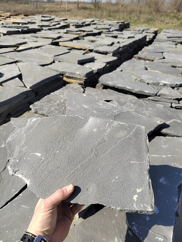 Kamenclub.ru: Песчаник пластушка светло-серый (2,0 см)  купить в Перми плитняк- ластушка светло-серый, серый рваный ландшафтный плитняк колотый 13800 руб/м3   фото КАМЕНЬ КЛУБ