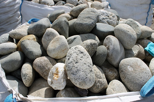 Kamenclub.ru: Речной валун (Ассорти) фр.100-300 мм.  купить в Перми галечник серый, темно-серый, светло-серый речная галька крупных размеров 4200 руб/т   фото КАМЕНЬ КЛУБ