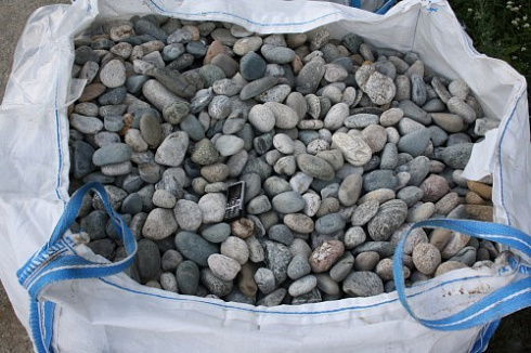 Kamenclub.ru: Галька речная окат (ассорти) фр. 50-100 мм. купить  в Перми галька природная округлая серая белая черная серая коричневая синяя галька речная окатанная округлая 6200 руб/т   фото КАМЕНЬ КЛУБ