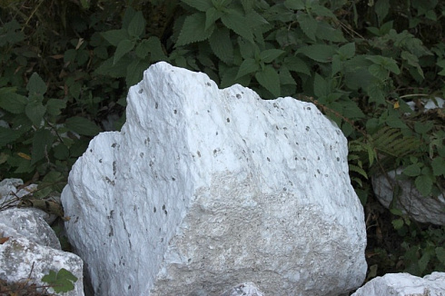 Kamenclub.ru: Мраморизированный известняк фр.500-1500 мм.  купить в Перми    10000 руб/т   фото КАМЕНЬ КЛУБ