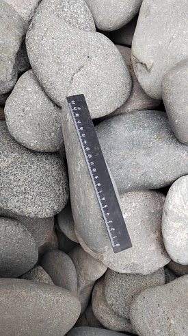 Kamenclub.ru: Галька речная плоская (темно-серая) фр. 70-150 мм. купить  в Перми галечник природный темно-серый серый синий речная плоская природная окатанная  9000 руб/т   фото КАМЕНЬ КЛУБ