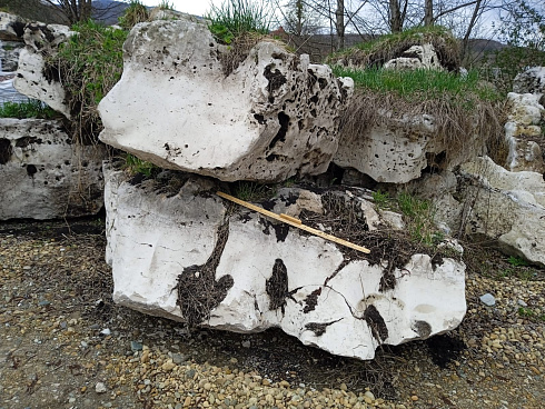 Kamenclub.ru: Выветренный известняк (степной) фр. 500-1500 мм.  купить в Перми    10000 руб/т   фото КАМЕНЬ КЛУБ