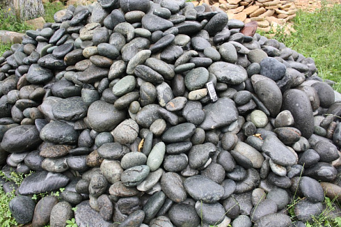 Kamenclub.ru: Темно-серый валунчик фр.100-300 мм.  купить в Перми крупный природный камень серый, темно-серый, светло-серый речная галька большого размера окатанная 4500 руб/т   фото КАМЕНЬ КЛУБ