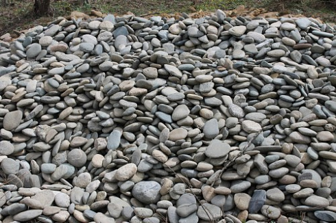 Kamenclub.ru: Галька речная плоская (ассорти) фр. 100-200-300 мм купить  в Перми галька галечник природный серый, белый темно-серый синий рыжий светло-серый природная галька плоская крупная 8000 руб/т   фото КАМЕНЬ КЛУБ