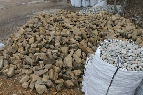 Kamenclub.ru: Песчаник для строительства и кладки блочный (фр 100-200 мм)  купить в Перми песчаник бежевый серый рыжий валун мелкий для строительства песчаник 6500 руб/т   фото КАМЕНЬ КЛУБ