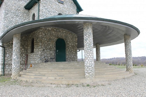 Kamenclub.ru: Галька речная плоская (бело-серая) фр. 100-200-300 мм. купить  в Перми галька речная плоская серый, белый, бело-серый, серо-белый речная галька плоская  9000 руб/т   фото КАМЕНЬ КЛУБ