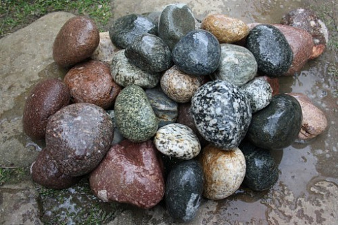 Kamenclub.ru: Галька окат (цветная картошка) фр. 50-100 мм. купить  в Перми галька природная окатанная серый белый цветной синий темно-серый коричневый округлый галечник окатанный 6800 руб/т   фото КАМЕНЬ КЛУБ