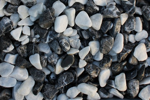 Kamenclub.ru: Мраморная крошка (щебень галтованный микс:зеленый-черный) фр.10-20 мм.  купить в Перми мрамор зеленый, черный декоративные ландшафтные окатанные округлые камни щебня 14500 руб/т   фото КАМЕНЬ КЛУБ