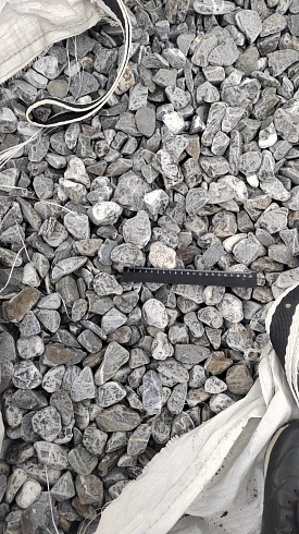 Kamenclub.ru: Щебень галтованный черный (мрамор) фр.40-70 мм.  купить в Перми мрамор черный с белыми прожилками, черный, белый щебень галтованный округлый 13500 руб/т   фото КАМЕНЬ КЛУБ