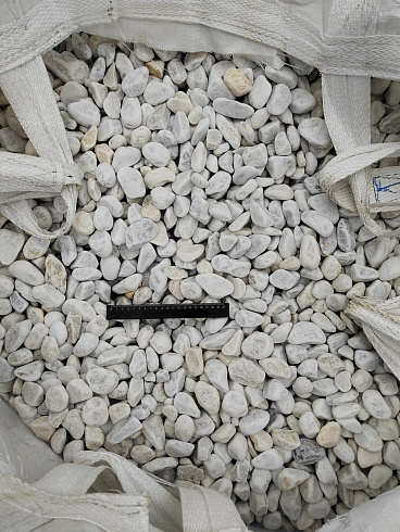 Kamenclub.ru: Мраморная крошка (щебень галтованный белый) фр.40-70 мм.  купить в Перми мрамор белый молочный айвори окатанный округлый природный камень 17000 руб/т   фото КАМЕНЬ КЛУБ