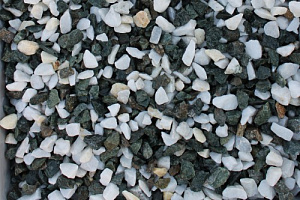 Kamenclub.ru: Мраморная крошка (щебень крошка микс: белый-зеленый) фр. 10-20 мм.  купить в Перми мрамор белый, зеленый каменная ландшафтная декоративная крошка щебня 9500 руб/т   фото КАМЕНЬ КЛУБ
