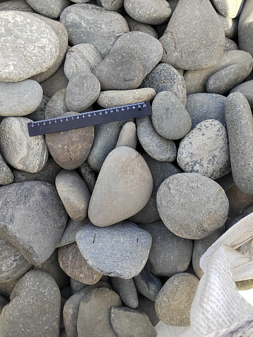 Kamenclub.ru: Галька речная плоская (серо-белая) фр. 70-120 мм. купить  в Перми галька галечник речной серый, белый окатанная плоская  природная галька 9000 руб/т   фото КАМЕНЬ КЛУБ