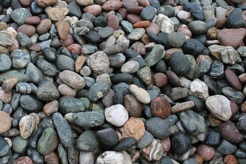 Kamenclub.ru: Галька речная окат (ассорти) фр. 50-100 мм. купить  в Перми галька природная округлая серая белая черная серая коричневая синяя галька речная окатанная округлая 6200 руб/т   фото КАМЕНЬ КЛУБ