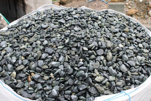 Kamenclub.ru: Щебень галтованный зеленый (змеевик) фр. 20-40 мм.  купить в Перми мрамор зеленый, салатовый оголтованный щебень мраморный 12500 руб/т   фото КАМЕНЬ КЛУБ