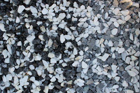 Kamenclub.ru: Мраморная крошка (щебень крошка микс : черный-белый) фр. 10-20 мм.  купить в Перми мрамор белый, черный каменная декоративная крошка ландшафтная 12000 руб/т   фото КАМЕНЬ КЛУБ