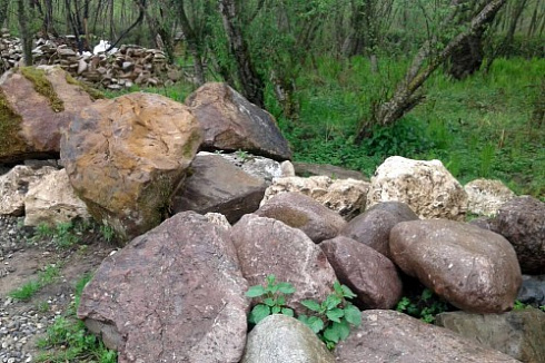 Kamenclub.ru: Конгломераты фр. 300-1000 мм.  купить в Перми кварц мрамор диабаз коричневый, серый зеленоватый речной валун крупный 6500 руб/т   фото КАМЕНЬ КЛУБ