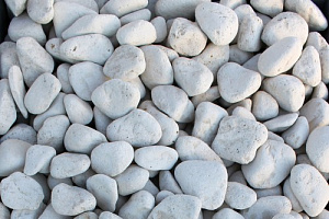 Kamenclub.ru: Щебень галтованный белый (мрамор) фр.5-10 мм.  купить в Перми мрамор белый, айвори, молочный каменная мраморная декоративная ландшафтная крошка 17000 руб/т   фото КАМЕНЬ КЛУБ