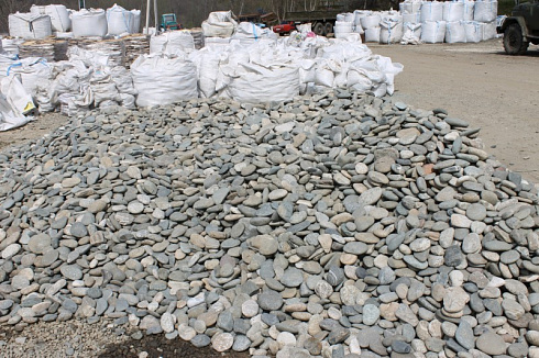 Kamenclub.ru: Галька речная плоская (серо-белая) фр. 70-120 мм. купить  в Перми галька галечник речной серый, белый окатанная плоская  природная галька 9000 руб/т   фото КАМЕНЬ КЛУБ