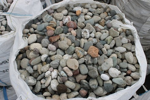 Kamenclub.ru: Галька окат (цветная картошка) фр. 50-100 мм. купить  в Перми галька природная окатанная серый белый цветной синий темно-серый коричневый округлый галечник окатанный 6800 руб/т   фото КАМЕНЬ КЛУБ