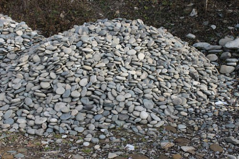 Kamenclub.ru: Галька речная плоская (ассорти) фр. 70-150 мм. купить  в Перми галька галечник серый белый темно-серый синий светло-серый плоская природная галька  9000 руб/т   фото КАМЕНЬ КЛУБ