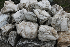 Kamenclub.ru: Мраморизированный известняк фр. 100-500 мм.  купить в Перми известняк серый белый темно-серый сероватый валун природного образования окатанный 10500 руб/т   фото КАМЕНЬ КЛУБ